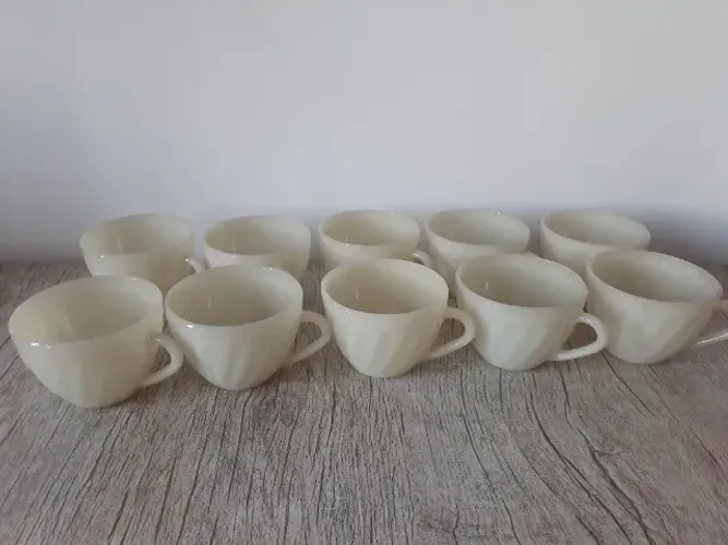 Kit com 10 xícaras de vidro bege.