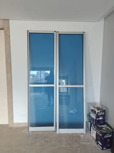 Porta em alumínio e vidro pra vão de 1.20x2.40 sem trilhos