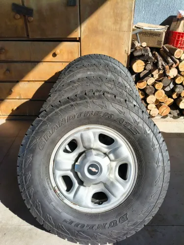 Vendo 4 rodas ferro com cubo + 4 pneus Dunlop Grandtrek AT5 seminovos! (265/70R16)