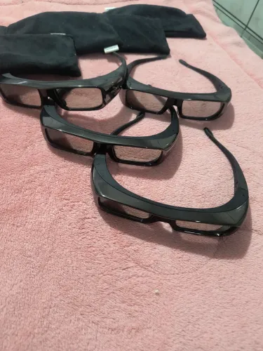 Óculos 3 D Sony nunca Usados 4 peças tudo por 450.00