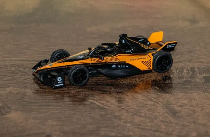 Miniatura Mclaren Formula E 1/43