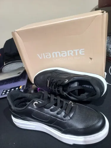 Tênis preto feminino