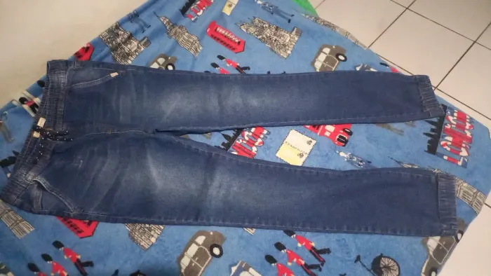 Calça jeans com elástico tam 12