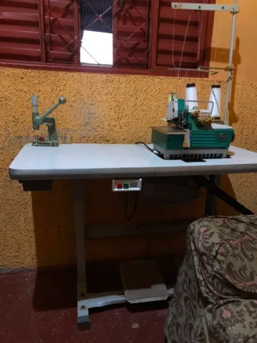 Máquina de costura Overlock Yamata