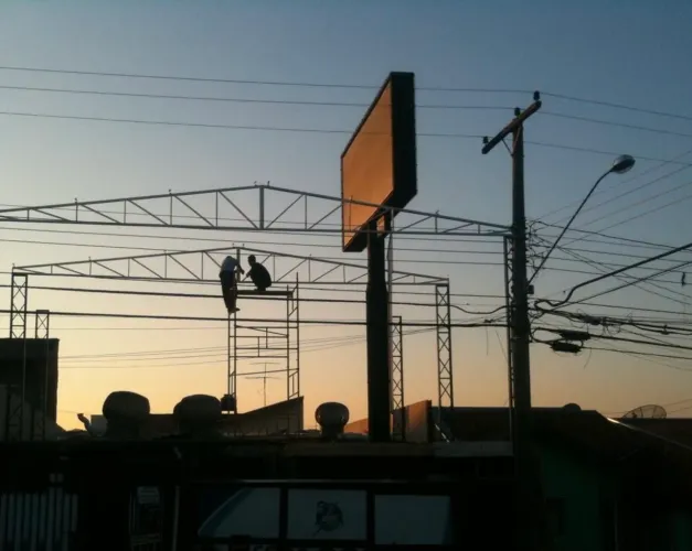 Totem  tipo Outdoor - Painel Placa  com lona para propaganda  5,00 x 2,50 - 7m altura 