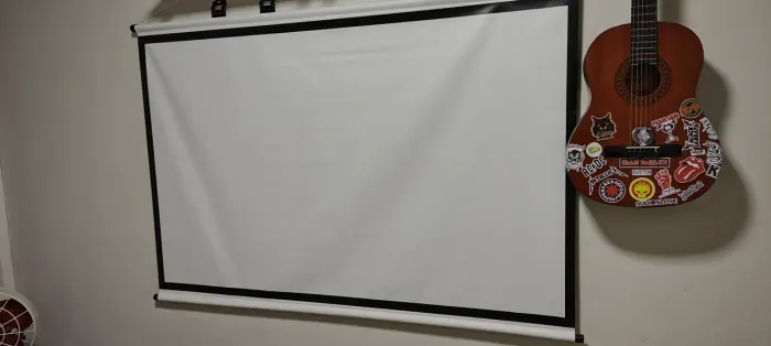 Telão para projetor com moldura preta e cordinha