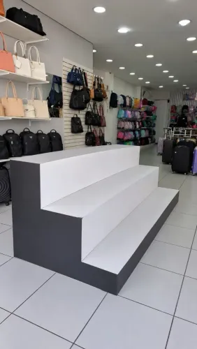 Móvel excelente e lindo para a organização da sua loja 3,00 por 0,95 cm