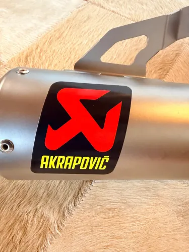 Cano esportivo original Akrapovic