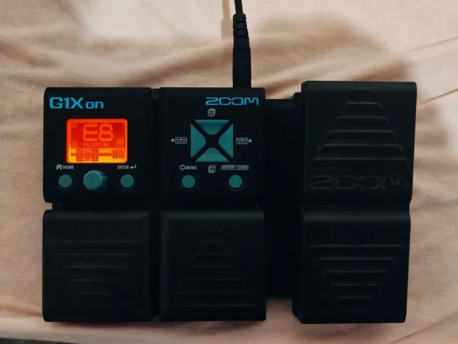 Pedaleira zoom G1X on na caixa