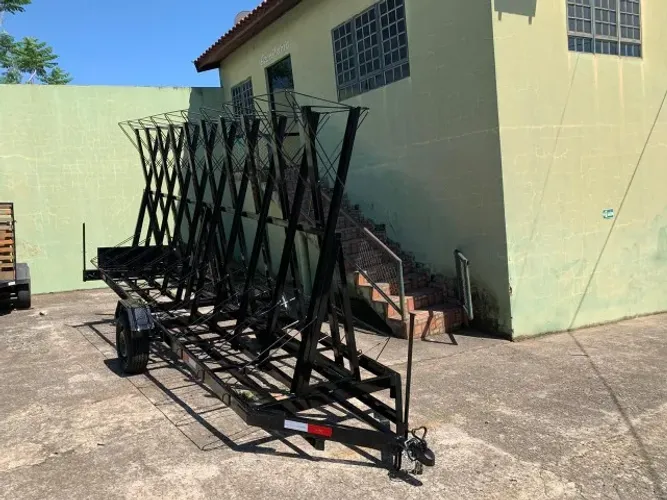 Carreta para transporte de 20 bicicletas s/ baú