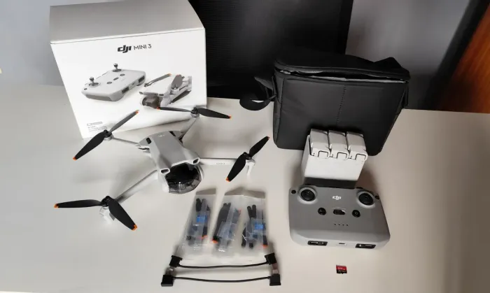 Drone DJI Mini 3 - Combo Fly More (3 baterias) + Cartão de Memória SanDisk Extreme 128GB