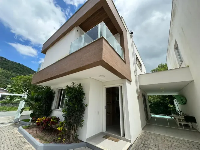 Casa em Condomínio Frente Mar e Pé na Areia com 3 Quartos