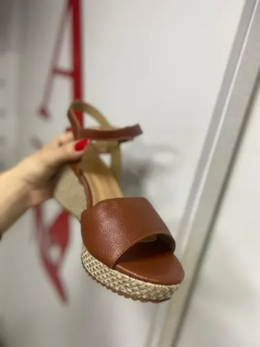 Sandália Anabela Feminina em Couro Legítimo