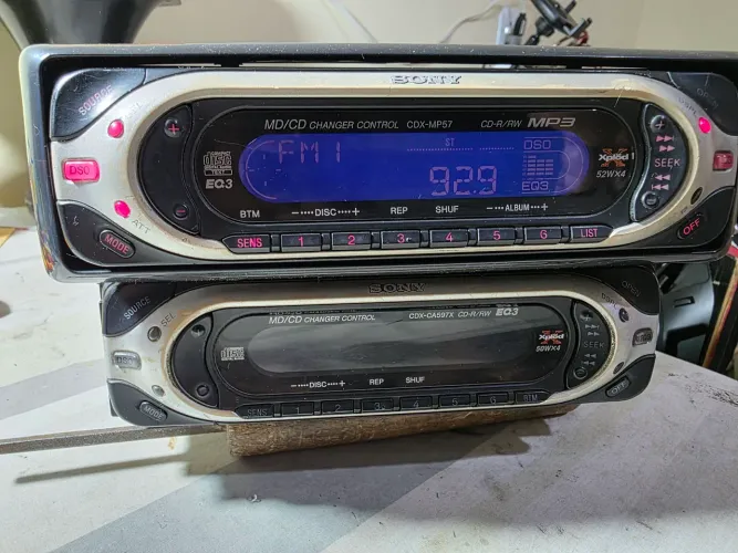 Rádio Sony com Bluetooth pelo am. O cd não está fazendo leitura. 150.cada um