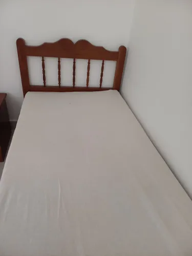 Cama de madeira maciça com colchão