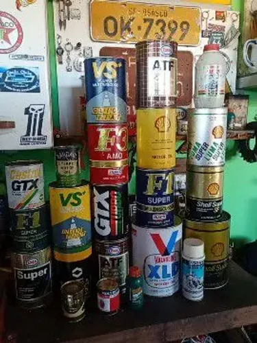 Latas de óleo antigas.