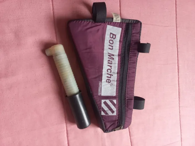 Bolsa para bicicleta e bomba prá encher pneu dela.
