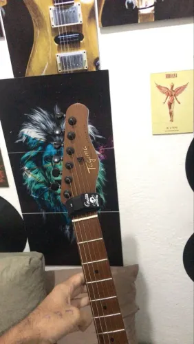 Guitarra tagima Stella NTM. Ponte 2 pivos tarracha com trava.REGULADA 1 MÊS DE USO