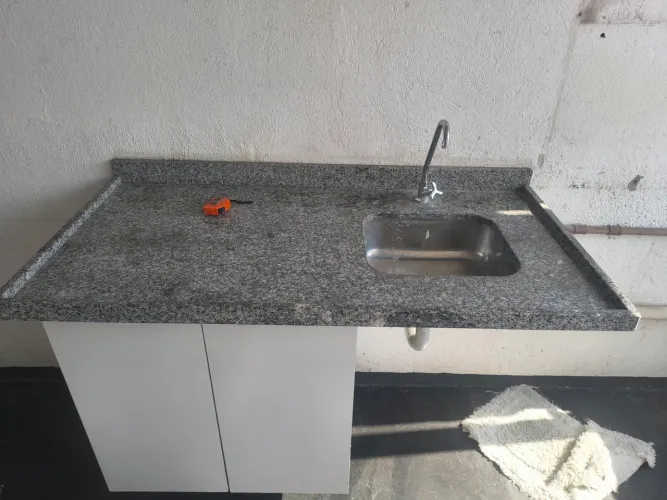 Pia de cozinha cinza 