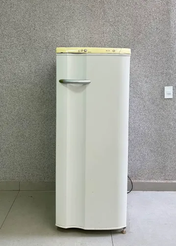 Geladeira Electrolux RE28 degelo automático está Conservada