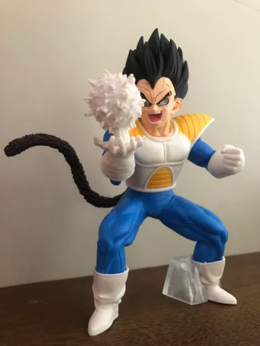 DRAGON BALL VEGETA 17CM COM LUA ARTIFICIAL 