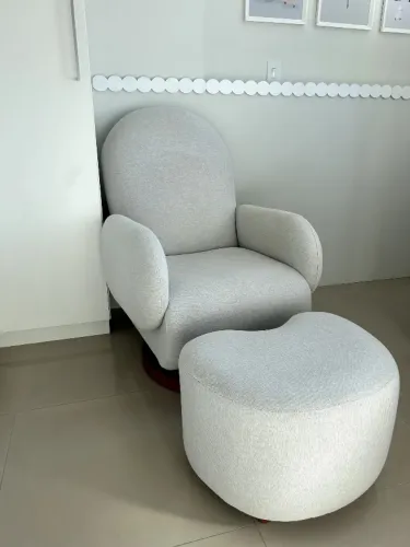 Poltrona de Amamentação Curve e Puff Bean em Linho