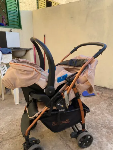 Carrinho de bebê mais bebê conforto 