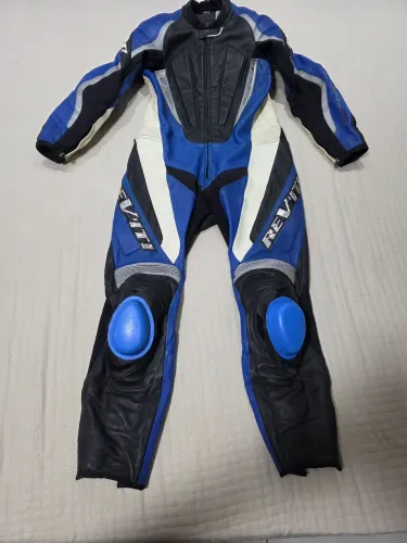 Macacão moto motociclista tamanho 50 Revit muito novo, usado poucas vezes.