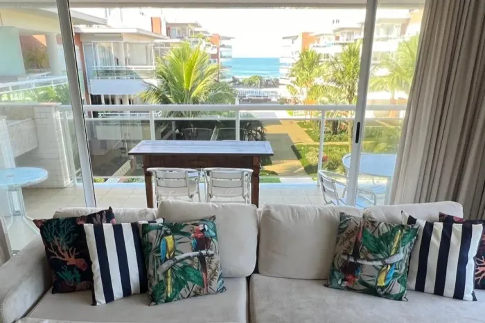 APARTAMENTO EM CONDOMÍNIO DE LUXO DE 3 DORMITÓRIOS SENDO 1 SUÍTE A POUCOS METROS DA AREIA