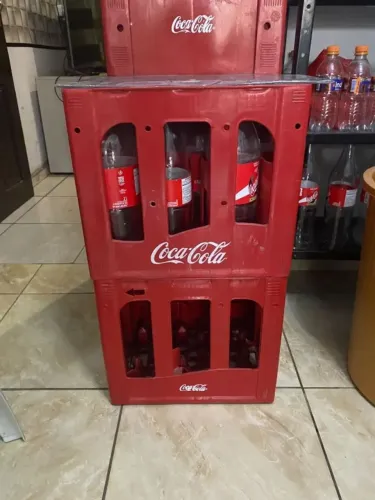 Caixa de vasilhame coca + 12 garrafas vazia