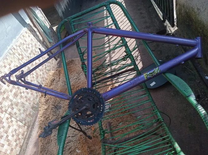 Bicicleta aro 26 reduzido em estado usável com alguns arranhões e uns adesivos 