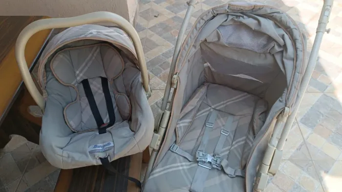 Carrinho de bebê com bebe conforto