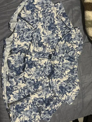 saia floral azul e branca