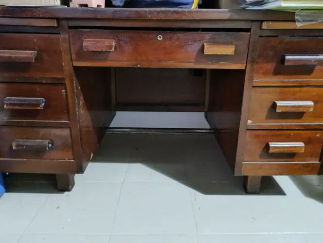 Escrivaninha de madeira retrô 