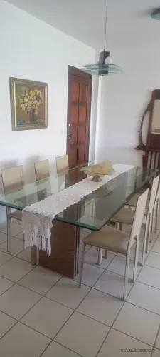 Mesa em granito, tampo vidro bisotado com 6 cadeiras baixas e 2 cadeiras altas em couro.