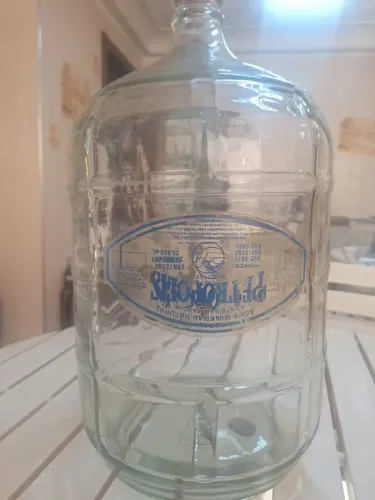 EMBALAGEM DE ÁGUA EM VIDRO , 20 LTS , COM APROXIMADAMENTE 30 ANOS , EXCELENTE ESTADO !