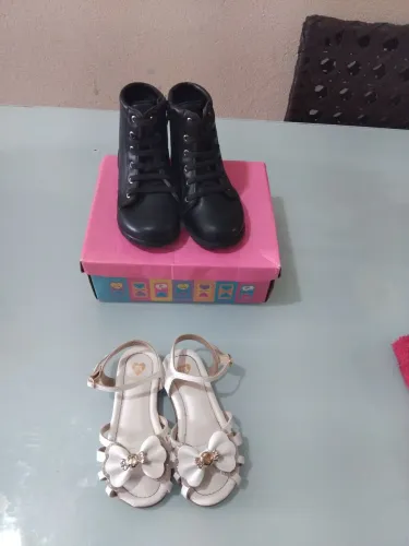Vendo 1 bota numeração  27 e 1 sandalia numeração  25 semi novas