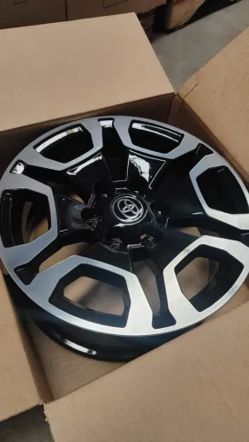 Roda aro 18 Hilux novas na caixa valor 3990 avista não dou desconto não faço rolo 