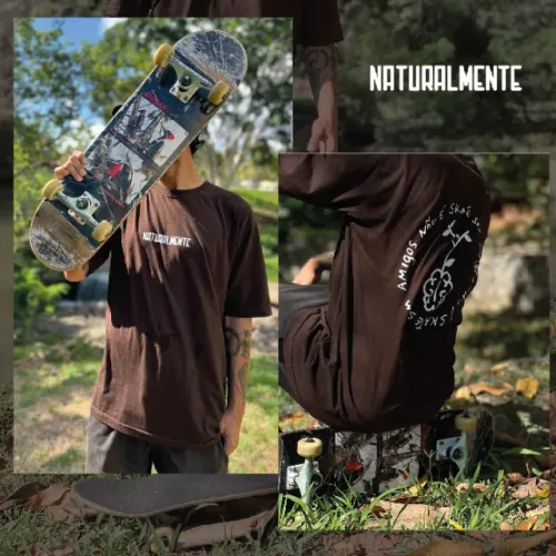 Camiseta NATURALMENTE . marrom