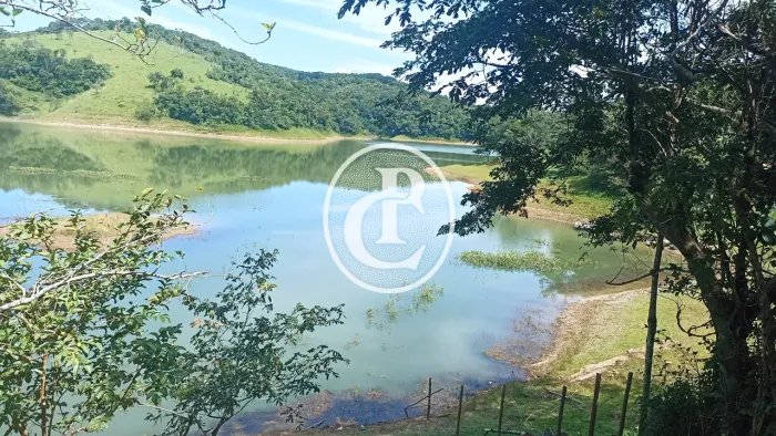 SUA CHÁCARA À BEIRA DA REPRESA EM PARAIBUNA /SP