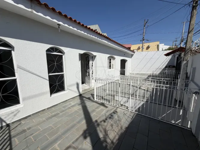 Casa Térrea com 2 Dormitórios disponível para Venda e Locação na Vila Jardini - 130 m²