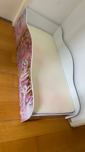 cama infantil com colchão montessoriana encanto tematica princesas com grade de proteção
