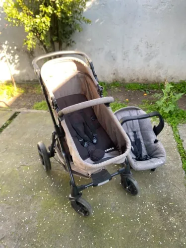 Carrinho de bebê com bebe conforto COSCO