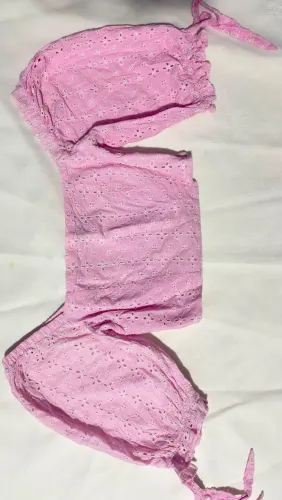 Cropped coquette em renda lilás