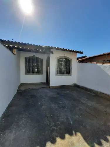 Casa entrada independente - 02 quartos (sendo 01 com armário), suíte, sala, cozinha com ar