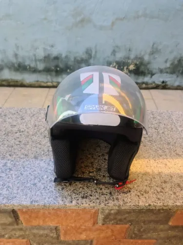 Vende-se um capacete