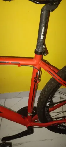 Bike aro 29 vendo ou troco por algo do meu interesse, bicicleta toda boa, pneu traseiro no