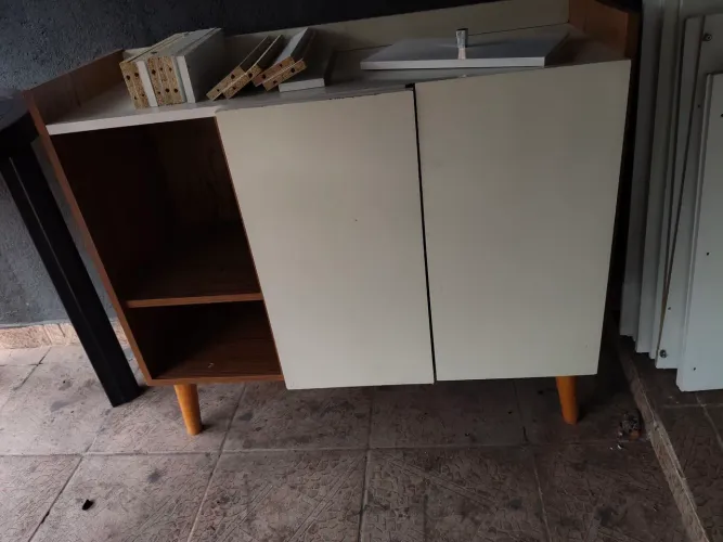 Vendendo este aparador, está em ótimas condições apenas marcas de uso!! 