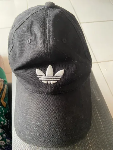 Boné adidas R$80,00
