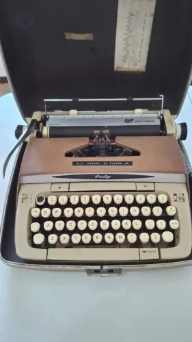 Máquina de Escrever Antiga Smith Corona Prestige com Maleta (Vintage/Decoração)